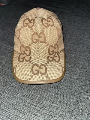  Gucci keps - En orginal gucci keps i ett bra skick som är strl Xl, passar väldigt bra till dom som har strl L med. 