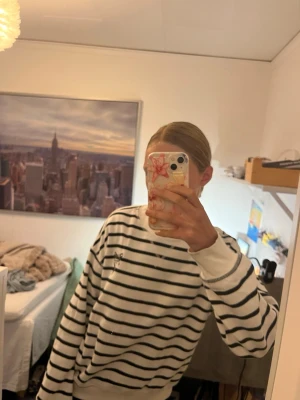 Randig vit och svart sweatshirt - Jättemjuk! Kontakta mig vid frågor!🤍🖤