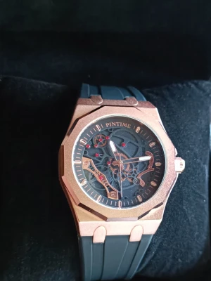 🚨 OLD MONEY DRIP: Sportig "Skeleton"-klocka i Roseguld! ✨ - Säljer en riktigt fet statement-klocka som levererar maximal lyxkänsla för en bråkdel av priset! Den här designen andas exklusivitet och är den perfekta detaljen för dig som gillar streetwear blandat med "Old Money"-estetik.    En perfekt klocka som lyfter vilken outfit som helst, oavsett om du kör hoodie eller skjorta. Tryck på "Köp" för att säkra den! 📦💨
