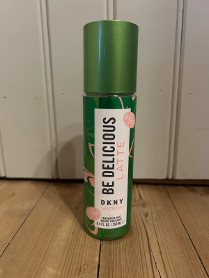 DKNY Be Delicious Latte Matcha mist - Fräsch doftmist från DKNY i serien Be Delicious Latte Matcha. Flaskan är grön med vita och rosa detaljer och har en metallisk grön kork. Volymen är 250 ml och flaskan har en smidig sprayfunktion. Perfekt för dig som gillar fräscha och unika dofter.