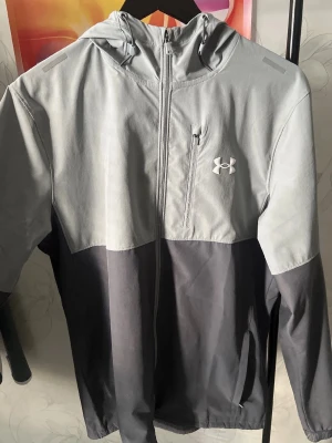 Under armour jacka - Säljs då den inte användes längre  fast pris 550 skickar samma dag 