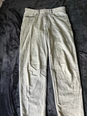 Grå loose fit jeans från H&M - Säljer ett par grå loose fit jeans från H&M i storlek 29/32. Jeansen har klassisk femficksdesign, raka ben och är tillverkade i ett mjukt denimtyg. Perfekta för en avslappnad och trendig look.