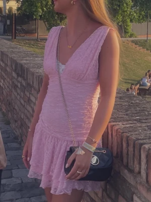Ljusrosa kort volangklänning - Säljer denna superfina rosa klänning med spets, från raglady🩷använd ett fåtal gånger, ca 3 gånger. Kommer inte riktigt till användning, är lite stor på mig vid bröstet. Köpte för 400kr