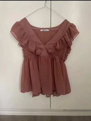 Rosa volangblus med v-ringning - Supersöt rosa volangblus från Gina tricot! Säljer den då den tyvärr inte kommit till användning så mycket. Hör gärna av dig om du har några frågor ❤️ 