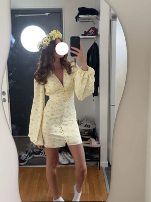 Adoore klänning  - Gul adoore klänning, använd en gång. Alla knappar kvar och inga defekter. Köpt för 1495kr 💛