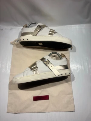 Valentino skor  - Hej! Säljer nu mina skor från märket Valentino, storlek 37 bra skick, allt på bilden ingår. Tveka inte på att höra av dig om du har frågor eller funderingar kring skorna! 