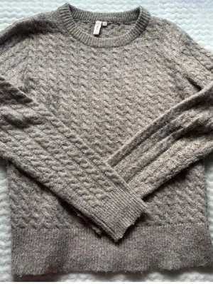 Stickad tröja  - Jätte fin beige stickad tröja. Mysig och perfekt nu till hösten. 