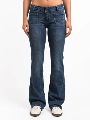 Mörkblå bootcut jeans med fickor - Jättefina och perfekta för dig som är lite längre. Något slitna längst ner men inget som syns vid användning —> se bild 3!!.
