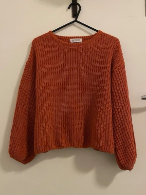 Rostorange stickad tröja H&M - Säljer en chunky stickad tröja från H&M i en snygg rostorange färg. Tröjan har rund halsringning, breda ärmar och grovstickad struktur. Perfekt för lager på lager och höstiga outfits. Materialet känns mjukt och cozy.