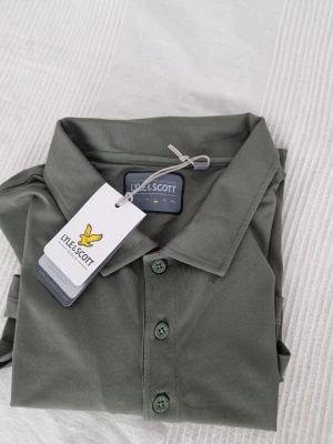 Lyle & Scott - herr lång pikétröja- strl L - Oanvänd med etikett Fint skick Long sleeve polo shirt cactus green