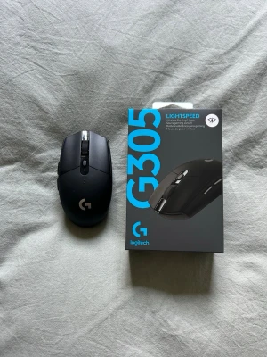 Logitech G305 trådlös gamingmus svart - Säljer en svart Logitech G305 trådlös gamingmus med Lightspeed-teknik. Musen har en stilren design med flera knappar och levereras med originalkartong samt USB-kabel. Perfekt för gaming eller arbete vid datorn.