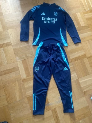 Arsenal Tracksuit  - Säljer denna feta Tracksuit, säljs för grymt pris nästan helt oanvänd den funkar för er som har storlek M och L