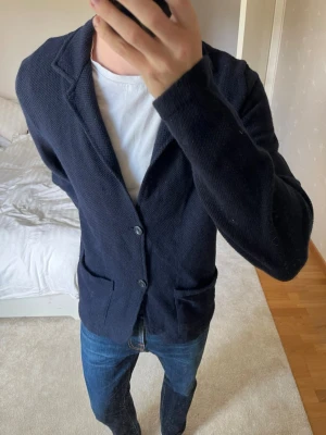 Mörkblå stickad cardigan från Massimo Dutti - Säljer en riktigt fet cardigan från Massimo Dutti. Cardiganen är i fint skick och är i storleken XL utan defekter! 😁✌🏼———————————————————————————                                                                          📐| Storlek: XL                                                           👖| Märke: Massimo Dutti                                     🔎| Skick: Mycket fint                                                ✍🏻| Skriv om du har några frågor