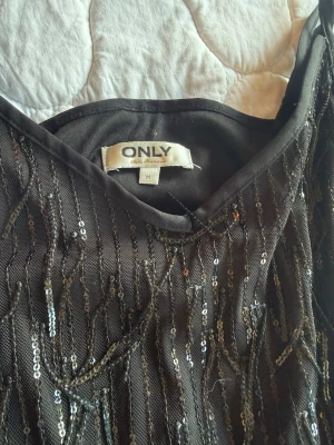 Svart fest klänning glittrig - En svart glitterklänning. Den är mycket mer svart och glittrig i verkligheten lite svårt dock att ta en bild på det i dåligt ljus😅Men glittrar fint och använt enbart 1 gång.