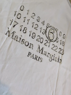Masion margella t-ahirt - En riktigt fett Masion margella T-shirt till skolstart. Den är helt oanvänd i färgen vit i storlek M