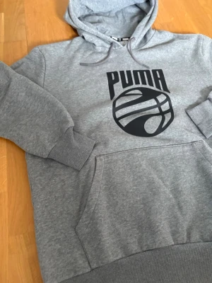Puma hoodie  - Säljer en grå Puma hoodie, storlek M!