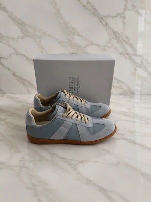 Maison Margiela Gats - Ljusblåa Maison Margiela gats i storlek 44. Helt nya, med box och dustbag! Kom gärna med frågor och prisförslag!☺️