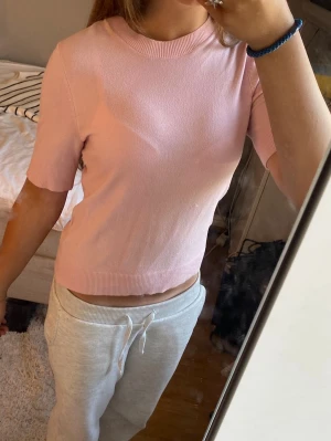 Rosa kortärmad stickad tröja - Söt ljusrosa stickad tröja med korta ärmar och ribbade kanter. Skriv vid funderingar eller fler bilder