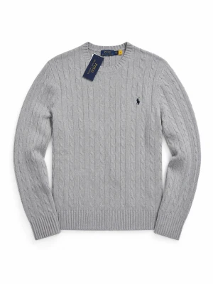 Ljusgrå kabelstickad tröja Polo Ralph Lauren - Snygg ljusgrå kabelstickad tröja från Polo Ralph Lauren med rund halsringning och diskret broderad logga på bröstet. Tröjan har ribbade muddar vid ärmslut och nederkant. Perfekt för lager på lager och klassisk stil.