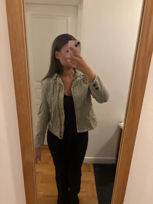 Zara militär vårjacka  - En vinted jacka från Zaras barnkollektion som är köpt för flera år sedan men i ett mycket bra skick. Storlek 164 men passar även mig som har vanligtvis i storlek S, däremot kan man ( syns på en av bilderna) reglerna med snöre och spänna åt om man vill ha tajtare/ lösare i midja