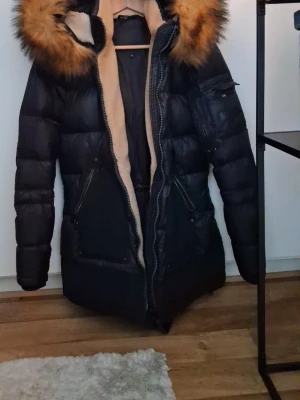 Rockandblue jacka st 38 - Snygg jacka från Rockandblue med stor fin fuskpäls,jackan är I Mycket Bra skick! St 38 säljes för den är för stor för mig. 