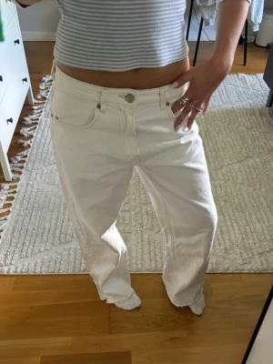 Vita bagy jeans - Säljer ett par vita jeans med rak passform. Jag skulle säga att de är ”mid waist” och storlek S ( står tyvärr inte storlek eller vart de är ifrån ), säljer då de tyvärr är försmå. Jeansen har defekter nedtill vilket syns på bilderna. 💕