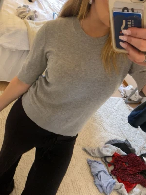 Grå t-shirt  - Säljer en tshirt från lager 157 den är i bra skick med några små trådar(se bild) trådarna nys knappt så inget man lägger märke till. 