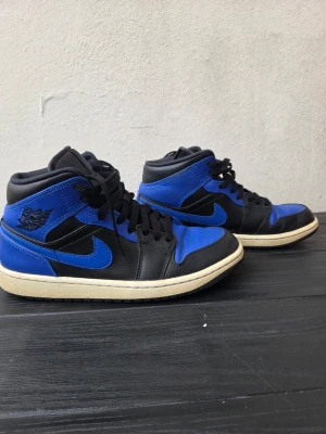 Air Jordan 1 Mid "Hyper Royal" – Storlek  40.5 - Säljer ett par äkta Air Jordan 1 Mid i den snygga färgställningen "Hyper Royal" / Black Blue. ​• Modell: Air Jordan 1 Mid (Art.nr: 554724-077) • Storlek: EU 40.5 (US 7.5) • Skick: Bra begagnat skick! Normala veck över tårna från användning, men sulorna är fräscha med massor av mönster kvar. • Unisexmodell som passar alla. ​Tveka inte att skicka ett meddelande om du har några frågor eller vill ha fler bilder!         ​📦 Skickas snabbt och spårbart!