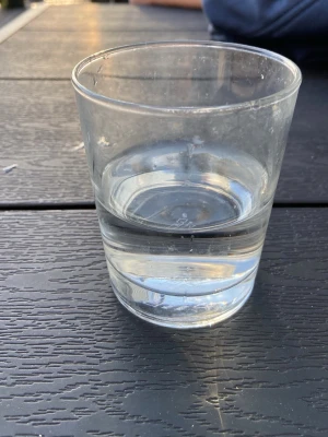 Genomskinligt dricksglas i plast - Ett enkelt, genomskinligt dricksglas i plast. Perfekt för vatten, juice eller andra drycker. Glaset har en klassisk, rak form och rymmer ungefär ett vanligt glas vatten. Passar bra till vardagsbruk.