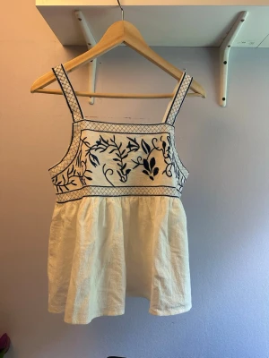 Sommar linne - Jätte söt sommartopp köpt här på plick, tyvärr lite för liten för mig! Skulle säga storlek xs- s🥰