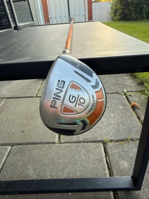 PING G10 golfklubba trä3 - Säljer en PING G10 3-wood golfklubba med 15,5° loft. Klubban är i rostfritt stål och har en orange och svart design med tydliga detaljer. Perfekt för dig som vill ha extra längd från fairway. Får med orginal deadcover