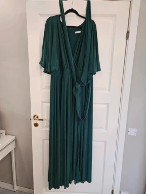 Festklänning Balklänning Goddiva 52 UK24 - Vacker, skön maxiklänning från Goddiva Curve med ett fint fall. - Mjuk, stretchig kvalitet - V-ringad halsringning - Slits - Fjärilsärm - Dold ryggdragkedja  https://www.bubbleroom.se/p/goddiva-curve-1/balklader-1/alla-balklanningar-1/flutter-sleeve-maxi-dress-green  Nypris 1099 Ditt pris 650  Kan även hämtas I Partille  E4
