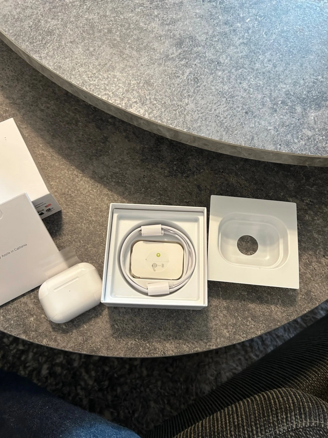 Apple AirPods Pro 2nd Gen MagSafe - 4