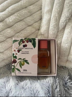 ZARA Cherry Smoothie parfym 100 ml - Cherry Smoothie från ZARA är en Eau de Parfum med fruktig doft. Flaskan är genomskinlig med en rosa kork. Perfekt för dig som gillar söta och fräscha dofter.