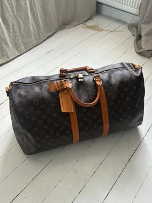 Louis Vuitton monogram keepall 55 - En mycket sparsamt, försiktigt och välvårdat använd weekend bag från Louis Vuitton. Den är i ett mycket gott skick. Allting på bilderna medföljer. 