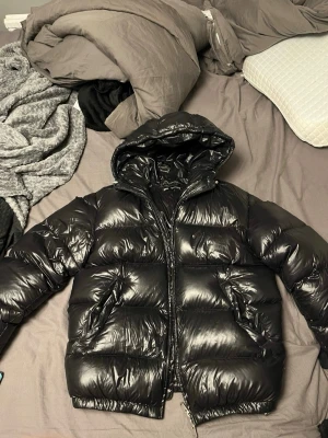 En pufferjacka från zara - Väldigt varm vinter jacka från zara. En väldigt bra jacka nu till vinter och höst