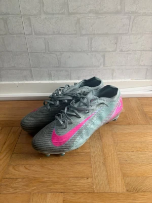 Nike elite mercurial - Säljer ett par riktigt feta Nike mercurial🙌, används fåtal gånger skick 8/10✨ pris är ej hugget i sten 🪨 kom gärna med bud/frågor vid det minsta📬📩