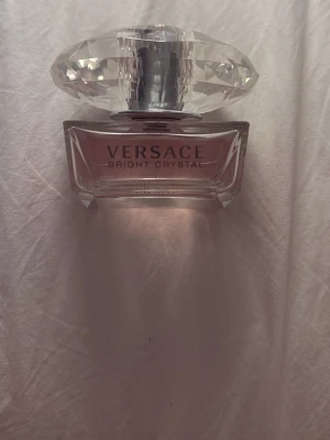 Versace Bright Crystal parfym 50ml - Versace Bright Crystal parfym i en elegant glasflaska med ljusrosa doft och ett stort, kristalliknande lock. Ungefär 80% kvar.