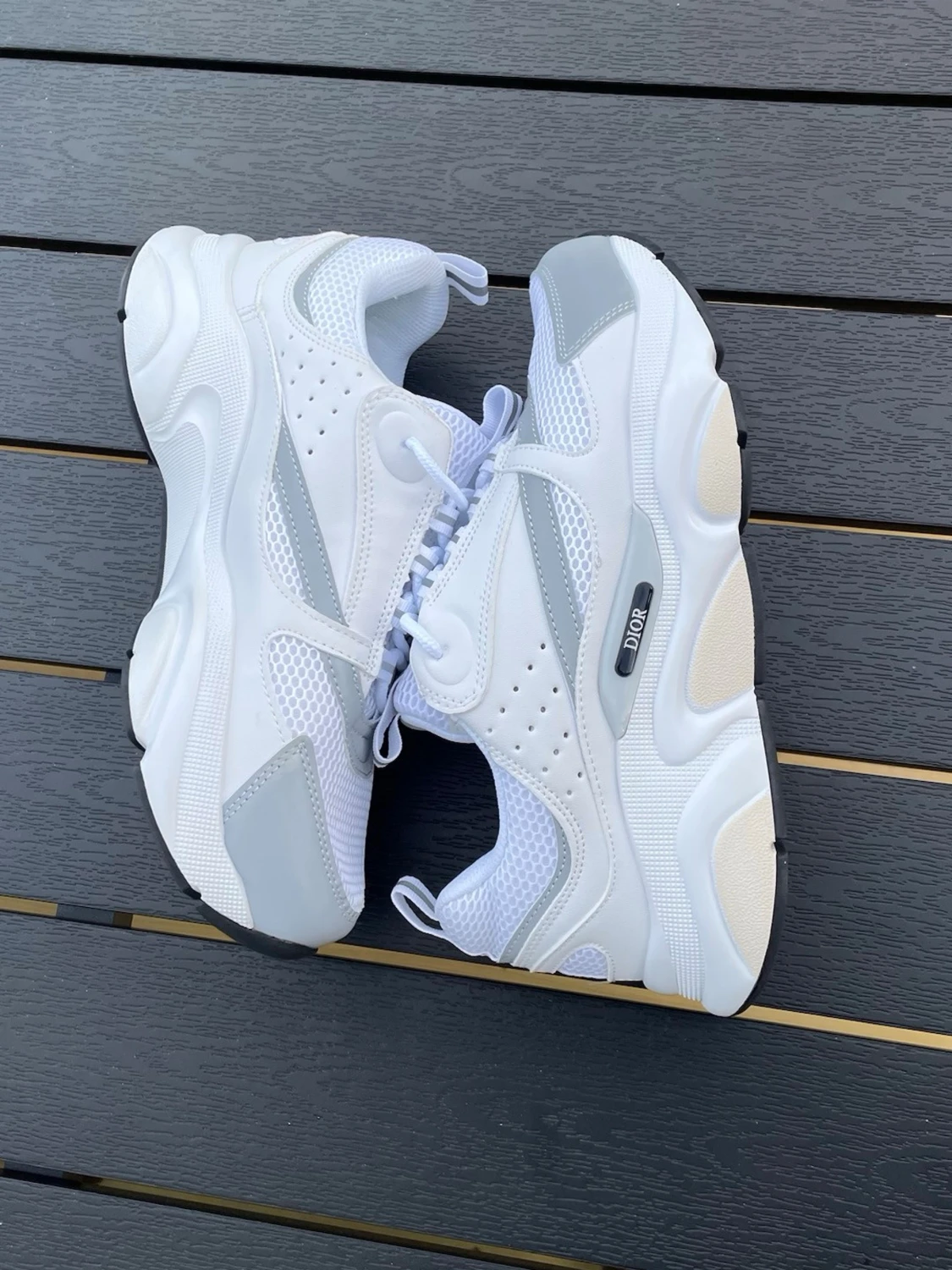 B22 Vita och grå sneakers med meshdetaljer - 2