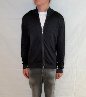 Gran Sasso Full Zip Dark Grey Men's - Mörkgrå stickad full zip-tröja från Gran Sasso, begagnad i mycket gott skick.