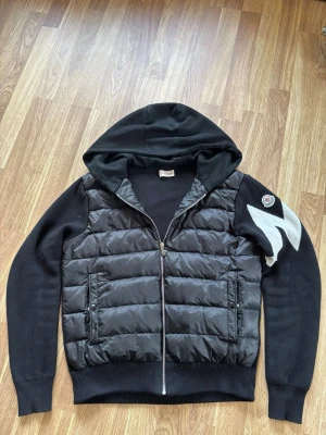 Moncler cardigan  - Inte använd så ofta. Bra i varje väder. Jätte fin och skön. Bra passform. Väldigt snygg. Kom med bud 