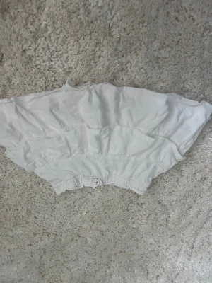 vit kjol med shorts under - en vit kjol med shorts under som är väldigt praktisk🥰