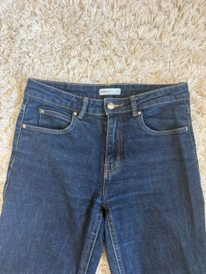 Gina Tricot Mörkblå raka jeans - Snygga mörkblå jeans med raka ben och klassisk femficksdesign. Är från Gina tricot, i storlek 38. Är i bra skick, med raka ben. 