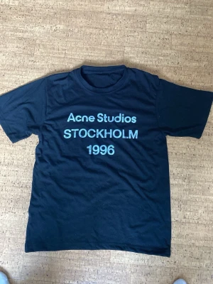 Acne studios t-shirt svart strl S - Fin tröja. Inga tvättlappar pga allergi. Pälsfritt o rökfritt. Vid frågor skicka PM.
