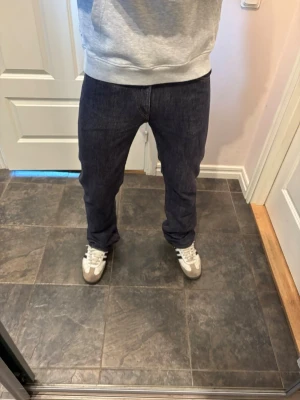 Levis 507 jeans - Mörkblåa Levis jeans i storlek 31/34 modell 507. Hör av er vid mer frågor eller bilder pris kan diskuteras