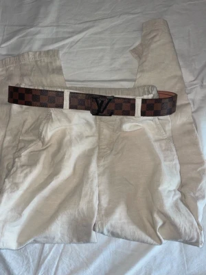 Beiga linnebyxor från Kappahl - Säljer ett par beiga linnebyxor från Kappahl i storlek 158. Byxorna har resår i midjan och två sidofickor. Perfekta för en avslappnad och stilren look. Materialet är luftigt och skönt, vilket gör dem riktigt bekväma att bära.