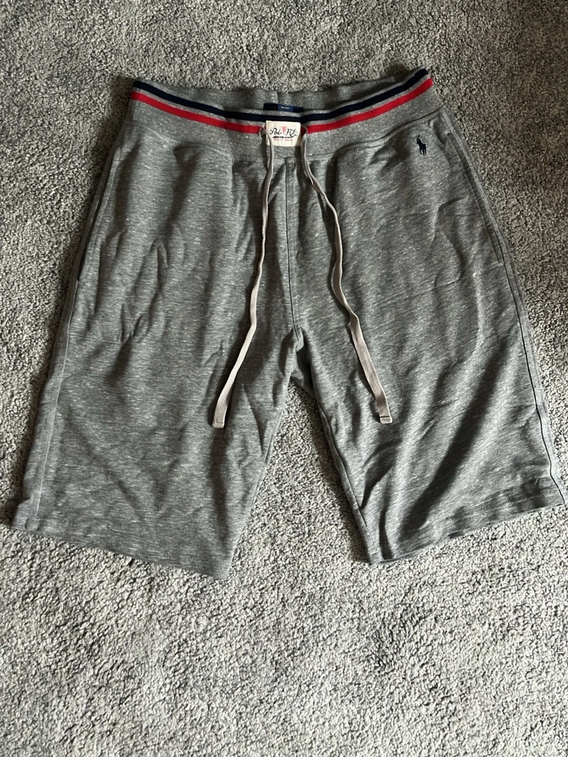 Grå shorts med snörning