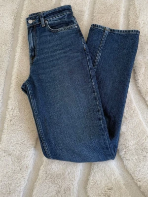Raka jeans med mid waist - Snygga blå jeans med rak passform och mid waist. Aldrig använda💗