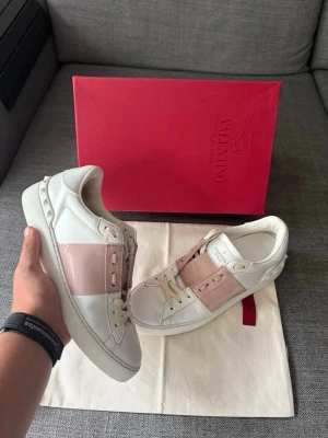 Valentino open  - Hej säljer ett par valentino open som är i bra skick och rikigt härliga året om. Perfekt nu till skol starten.☺️ storlek 38
