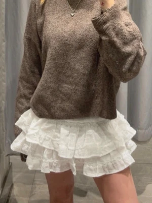 vit volang kjol💗 - säljer denna fina kjol från h&m💓 knappt använd just för att den inte passar mig jätte bra, och ägaren innan hade bara använt 2-3 gånger så den är nästan som ny!💓 det står även att storleken är 36 men skulle mer säga 34💗